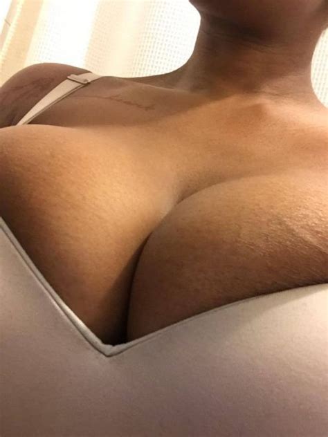 Shoulder Skin Brassiere Close Up Joint Porn Pic