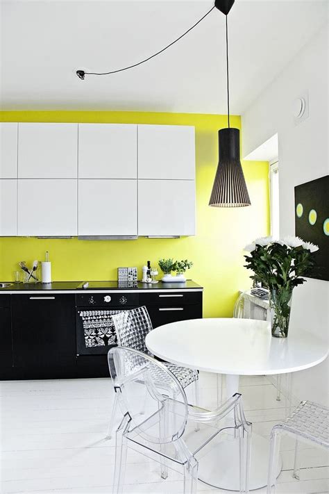Идеальное сочетание белого, желтого и черного цвета в дизайне кухни ...