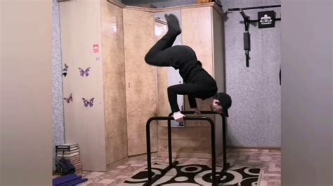 Стойка на руках на брусьях пресс упражнение прорабатывается - YouTube