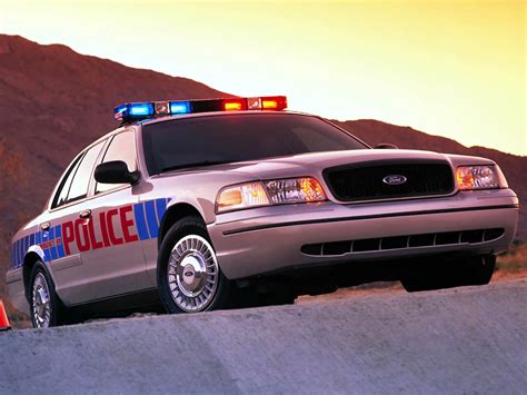 Масштабная модель автомобиля ford crown victoria police в масштабе 1 24