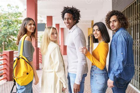 Grupo De Hermosos Amigos De Diferentes Etnias Divirti Ndose Juntos En