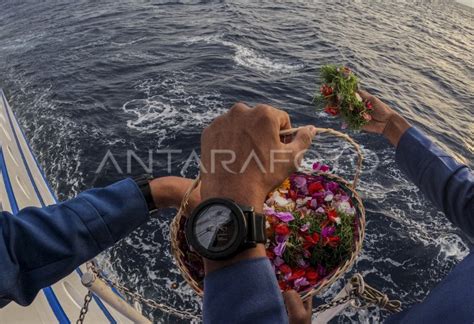 TABUR BUNGA UNTUK KRI NANGGALA DI PERAIRAN LAUT BALI ANTARA Foto