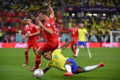 Copa Do Mundo Alex Sandro Sofre Les O No Quadril E N O Joga Contra