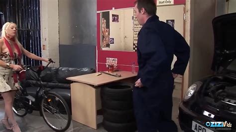 Sus Grandes Tetas Rebotan Mientras Tiene Sexo Rubia Milf Folla En Un Garaje XNXX