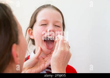 Nine Year Old Chinese Girl Zhang Meiyan Is Pictured With Her