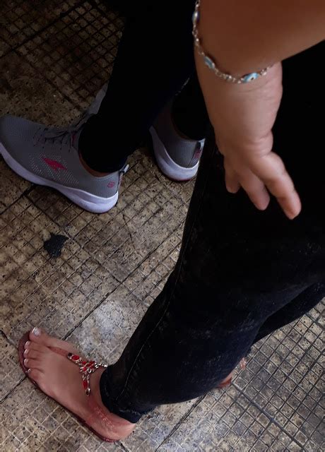 BEAUTIFUL AND CUTE FEET Milf De Pies Bellos En Sandalias