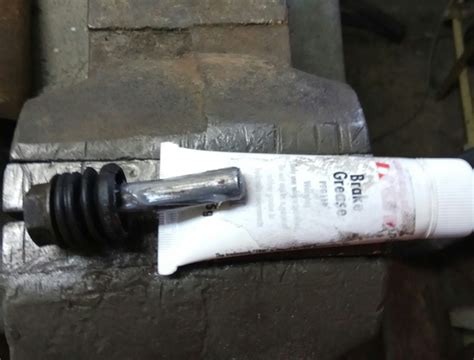 Ревизия тормозов. Наблюдаем за SLIPKOTE 211, мажем TRW PFG 110 ...