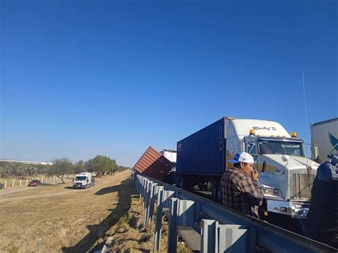 Dos Muertos Y Tráfico Varado Saldo De Choque En La Carretera San Luis