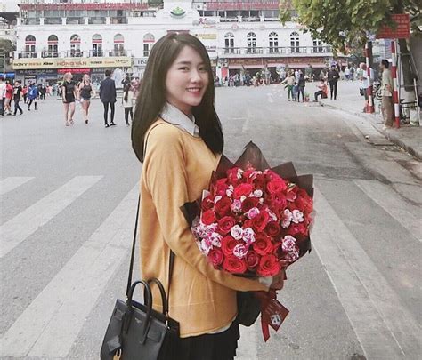 Không trang điểm cầu kỳ các hot girl này chỉ cần kẻ lông mày và đánh son là đã xinh ơi là xinh