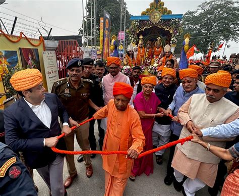 पुष्पक विमान से अयोध्या पहुंचे प्रभु श्रीराम माता सीता और भइया लक्ष्मण