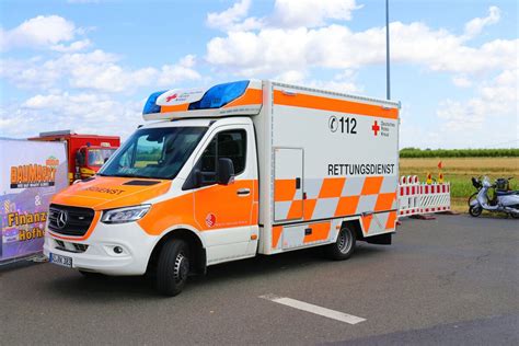 Mercedes Benz Sprinter Rettungsfahrzeuge Fotos Fahrzeugbilder De