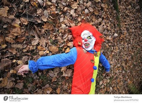 Halloween Party Gruseliger Clown Mit Roten Haaren Liegt Im Herbstlaub