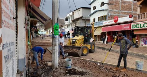 Comerciantes señalan mala construcción de banquetas en zona centro de