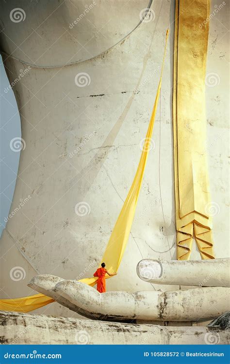 Un Monje Que Prepara El Traje Amarillo Para La Estatua De Buda