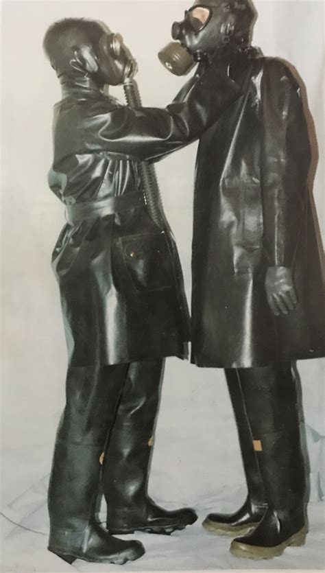 der ordnungsgemäße Sitz wird kontrolliert Latex Men, Latex Suit, Latex