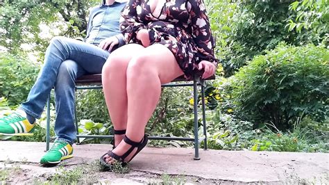 Sexy Reife MILF Mit Dickem Arsch Pisst Mit Weit Gespreizten Beinen Im Park XHamster