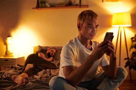 Gay Infiel Que Habla En El Móvil Foto de archivo Imagen de amor lazo