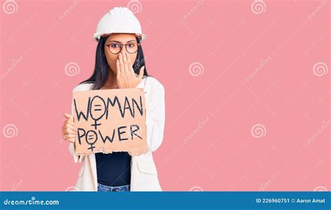 Joven Y Hermosa Latina Con Acento Duro Del Arquitecto Que Sostiene Un Cartel De Poder Que Cubre