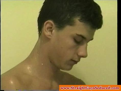 Hétéro mec amateur saccadés dans la douche XVIDEOS