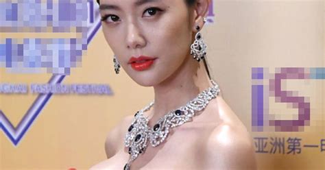 Bom sex Hàn Quốc khoe ngực khủng trên thảm đỏ