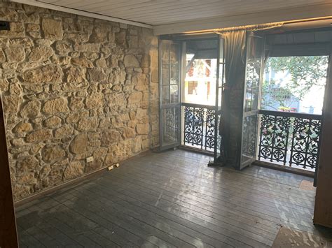 Charming 3 Level Character Sandstone Terrace Ultra-Convenient Location