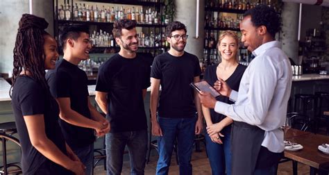 how to become a manager of a restaurant