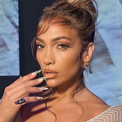 Jennifer Lopez Η διάφανη nude απόχρωση στα νύχια της που θα θες να