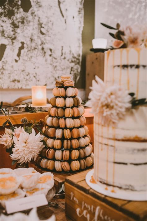 Feines Handwerk Eine semi naked Hochzeitstorte für Moni