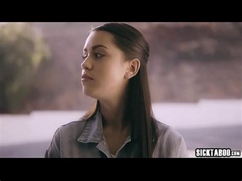 Niñera latina follada por un dueño de casa pervertido XVIDEOS