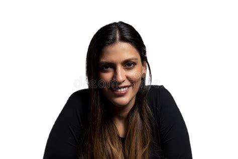 Mujer Latina Sonriente Mirando La Cámara Aislada De Fondo Blanco Foto de archivo Imagen de