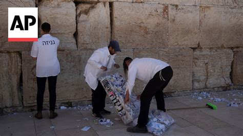 Prayer Notes Removed From Jerusalem S Western Wall Ahead Of Passover