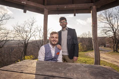 Dos Hombres Una Pareja Gay Retrato Al Aire Libre Foto De Archivo Imagen De Hermoso
