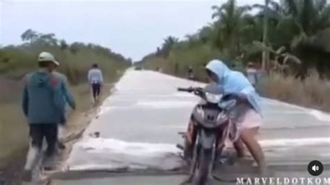 Viral Emak Emak Naik Motor Bikin Emosi Warga Jalan Baru Masih Dicor