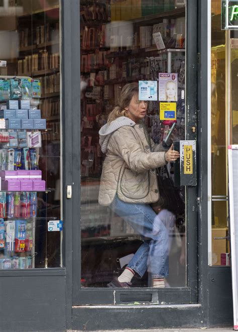 Renee Zellweger Filming Scenes for Bridget Jones in Hampstead 08-07