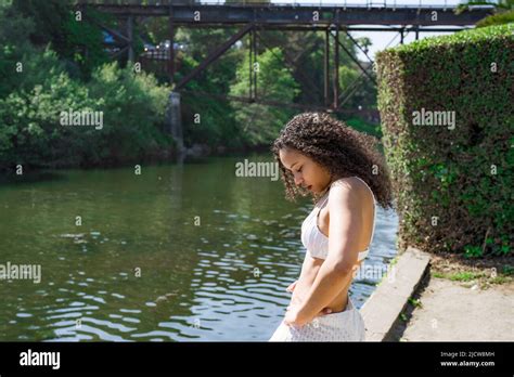 Belle femme bikini sur la plage Banque de photographies et dimages à haute résolution Page