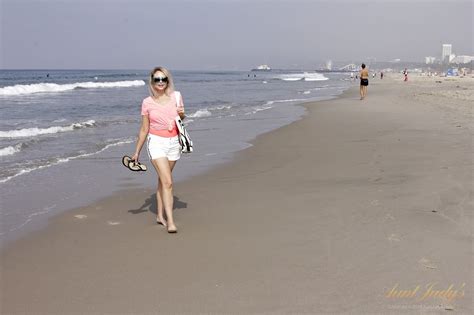 reife Blondine Elle zieht sich aus um ihre großen Titten und ihre