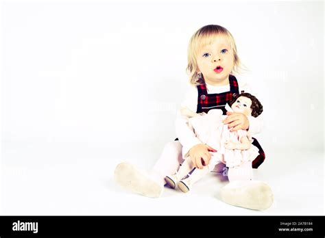 Fille Blonde Bambin Aux Grands Yeux Bleus En Robe Rouge Banque De Photographies Et Dimages