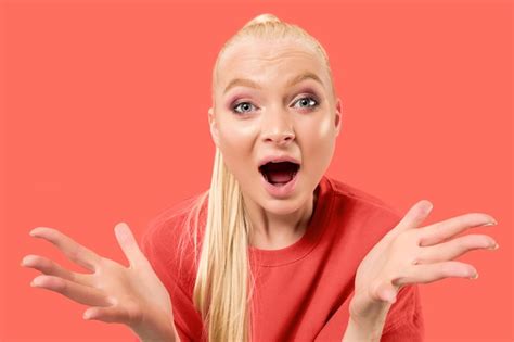 Images de Fille Blonde Surprise Téléchargement gratuit sur Freepik