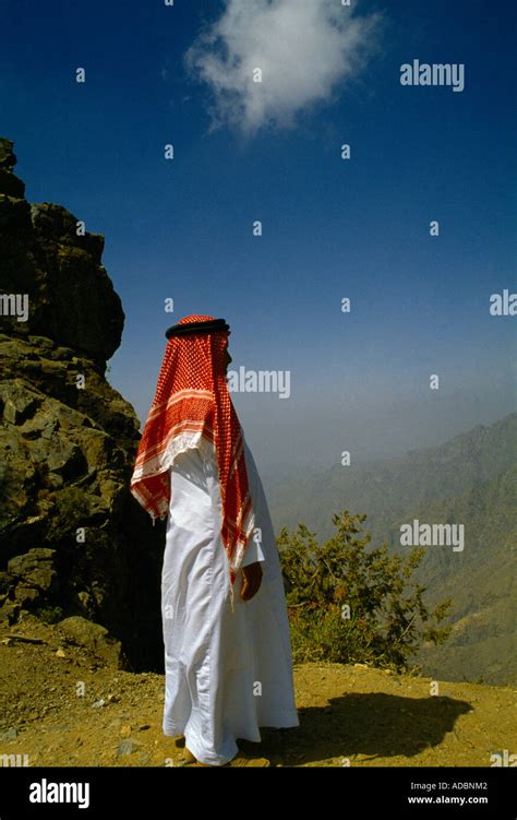 Saudi dress hi-res stock photography and images - Alamy