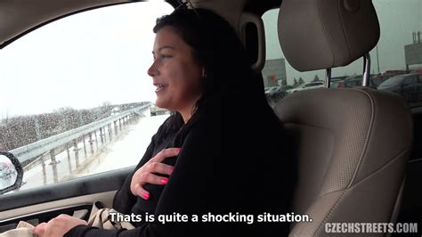 Une Femme Mari E Aux Gros Seins Pratique Le Sexe Anal Dans Un Parking