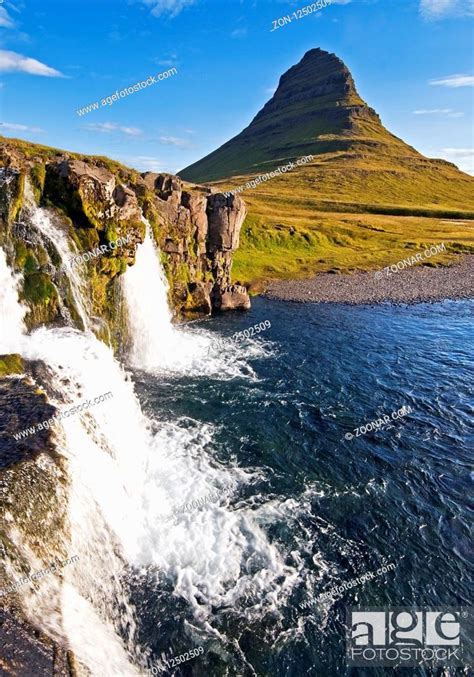 Der Wasserfall Kirkjufellsfoss Und Der Berg Kirkjufell Nahe