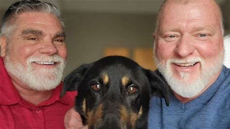 Una gran lección Pareja homosexual adopta a perrito que fue abandonado por comportamiento gay