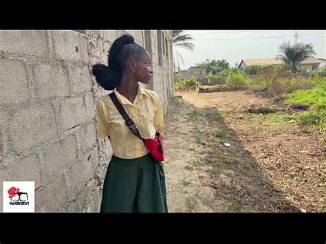 Une jeune étudiante sexy surprise en train de se masturber dans la nature XVIDEOS