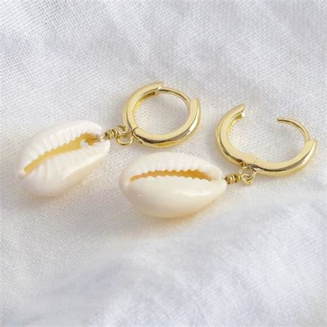 Lisa Angel Gold Shell Huggie Hoop Earrings Coquillage Bijoux Piercing