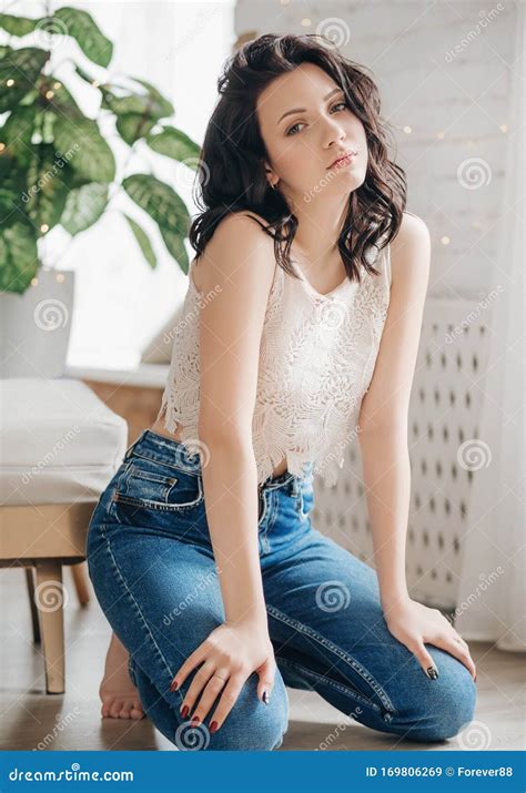 Foto Van Een Mooi Jong Brunette Meisje Met Make Up Stock Afbeelding Image Of Kleren Wijfje