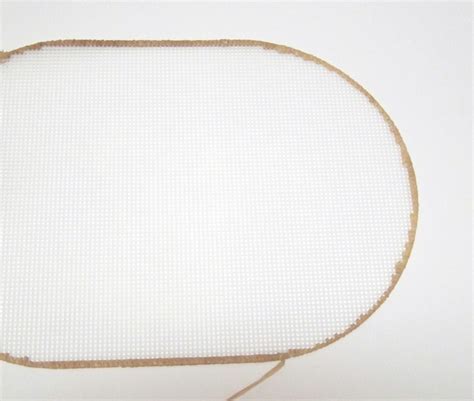 Декоративная салфетка из пластиковой канвы. Замечательно!