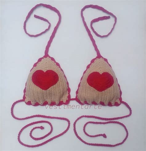 Top Biquíni de Crochê Coração Nude e Vermelho Elo7