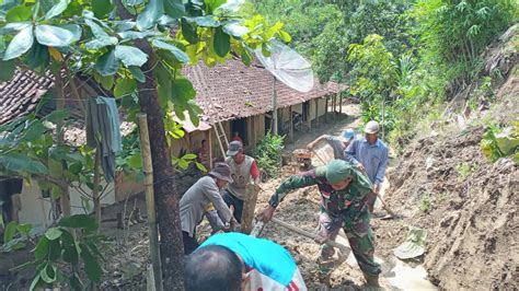 Sigap Bencana Babinsa Gotong Royong Bersihkan Tanah Longsor