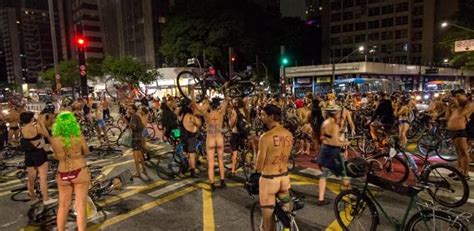 Pedalada pelada ciclistas nus protestam por segurança no trânsito