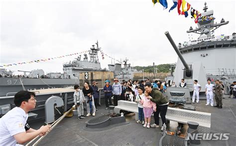 韓国海軍の大型揚陸艦「独島」で乗船体験する人々 ／京畿道 Chosun Online 朝鮮日報